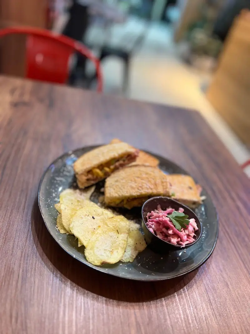 ساندویچ‌های تست گریل شده کافه پارس به همراه چیپس و سالاد کلم بنفش، گزینه‌ای عالی برای ناهار یا یک میان‌وعده.