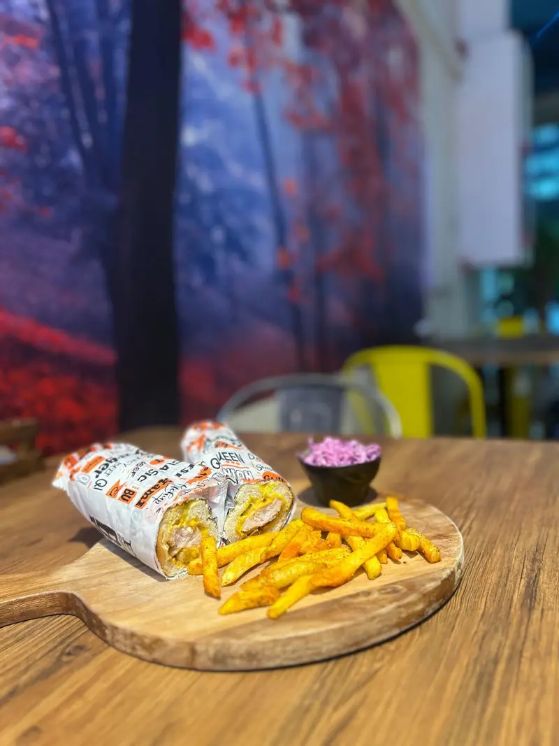 وعده کامل ساندویچ و سیب زمینی سرخ کرده با سس کلم در کافه پارس. انتخابی عالی برای تجربه طعم لذیذ و دلپذیر در فضایی مدرن.