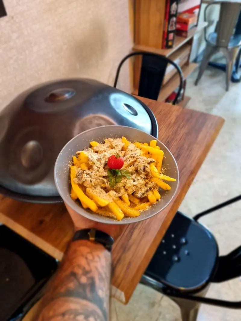 سیب زمینی سرخ کرده خوشمزه کافه پارس، روی میز چوبی. لذت طعم عالی غذای کافه ای در محیط دلنشین و دکوراسیون خاص کافه پارس را تجربه کنید.