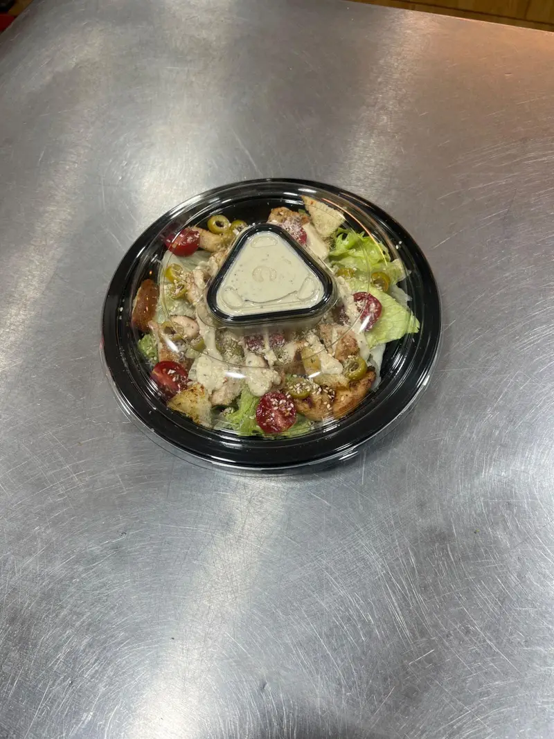 سالاد رژیمی و تازه کافه پارس، شامل مرغ، گوجه، زیتون و سس مخصوص، در ظرف یکبار مصرف آماده بیرون‌بر و ارسال.