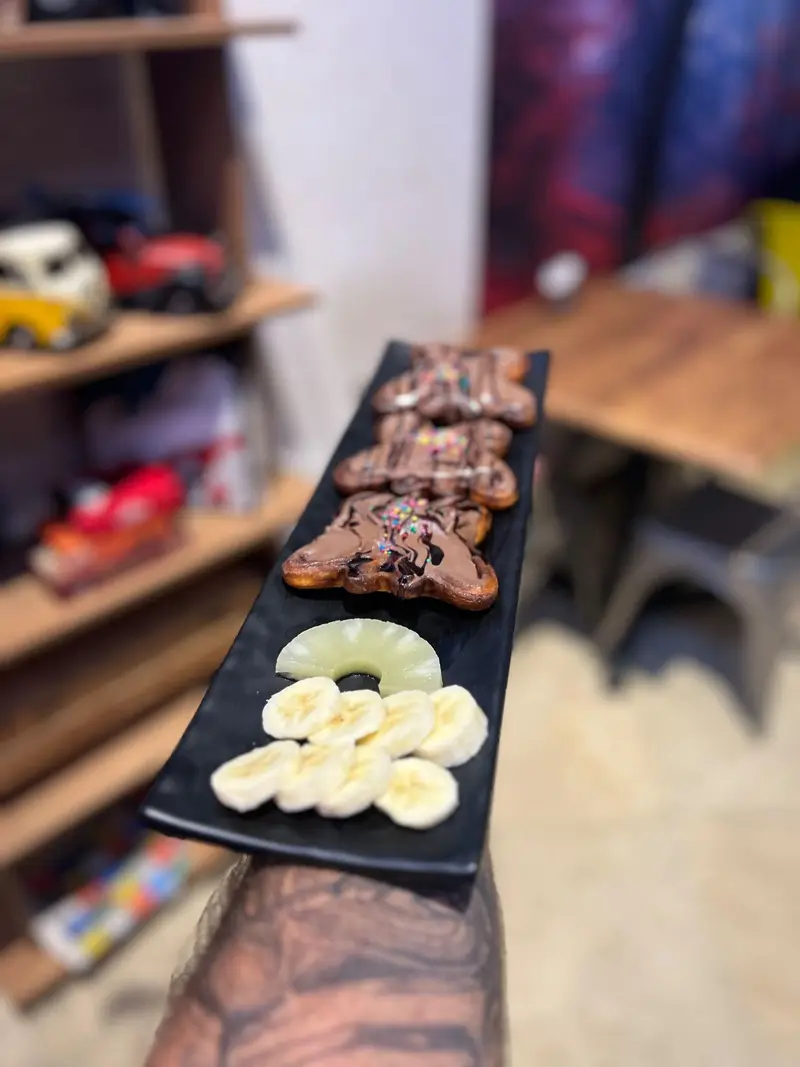 وافل‌های خرسی شکلاتی هیجان‌انگیز با تزئین رنگین‌کمان و میوه‌های تازه موز و آناناس؛ تجربه‌ای دلنشین در کافه پارس تهران.