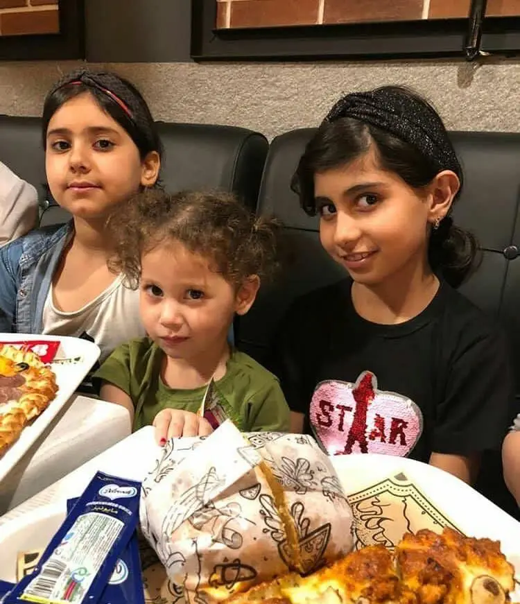 لحظات شاد و خاطره‌انگیز سه دختر در رستوران پیتزا سیب، لذت بردن از فضای گرم و غذاهای خوشمزه پیتزا سیب.