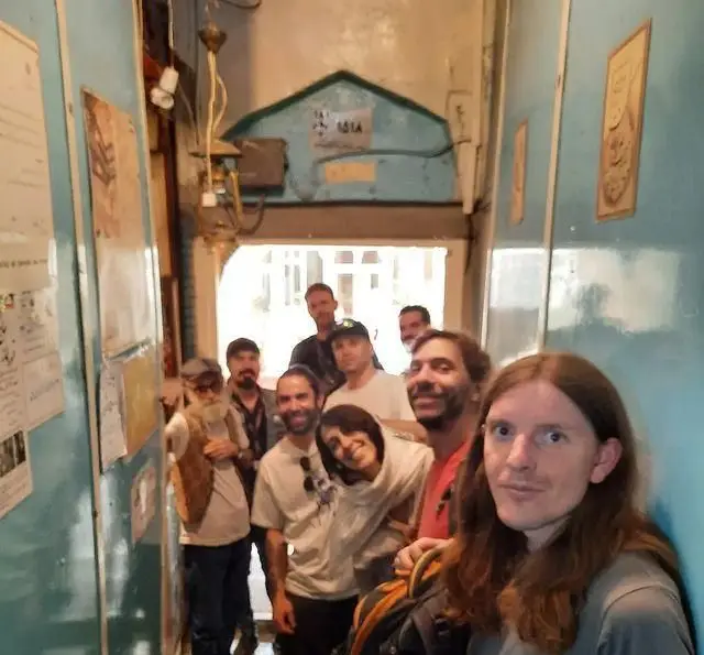 گروهی از بازدیدکنندگان و دوستان در فضای گرم و سنتی قهوه خانه حاج علی درویش تهران، تجربه ای دلنشین از تاریخ و فرهنگ.