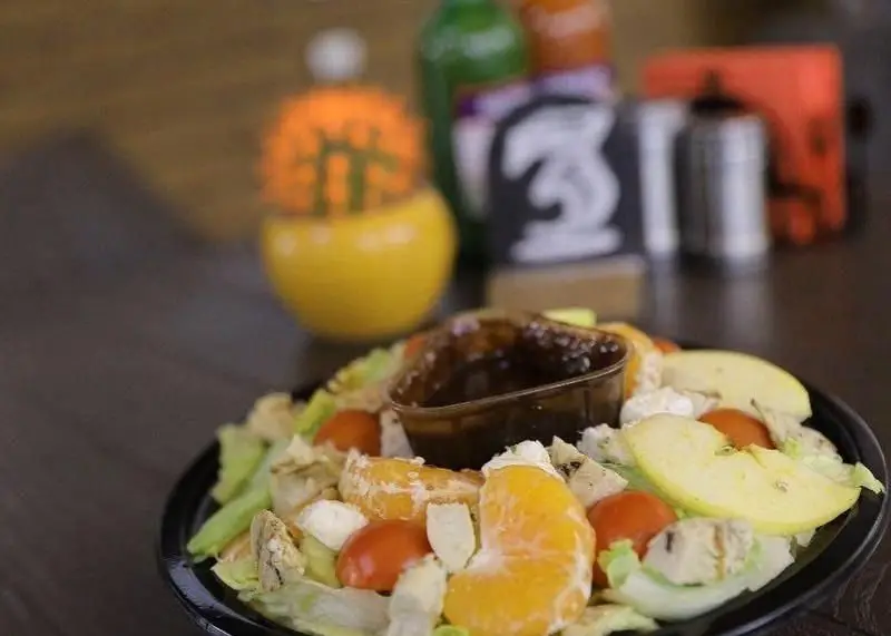 سالاد تازه و میوه‌ای برگر برگرجان: شامل کاهو، گوجه گیلاسی، پرتقال، سیب، فیله مرغ گریل شده و سس مخصوص. انتخابی سالم و خوشمزه.