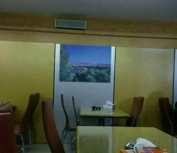 فضای داخلی رستوران ایرانی موبی دیک با میز و صندلی‌های راحت و دکوراسیون دلنشین، آماده پذیرایی از مشتریان برای تجربه غذای اصیل ایرانی.