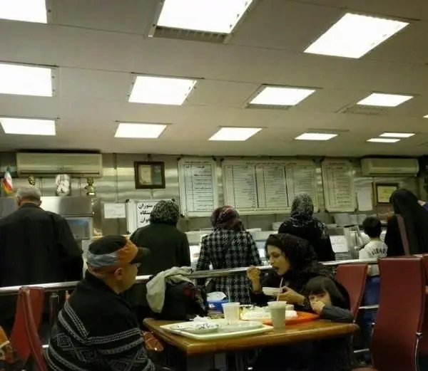 تصویر رستوران ایرانی موبی دیک: مشتریان در حال صرف غذا و صف کشیدن در بخش سلف سرویس، فضای داخلی شلوغ.