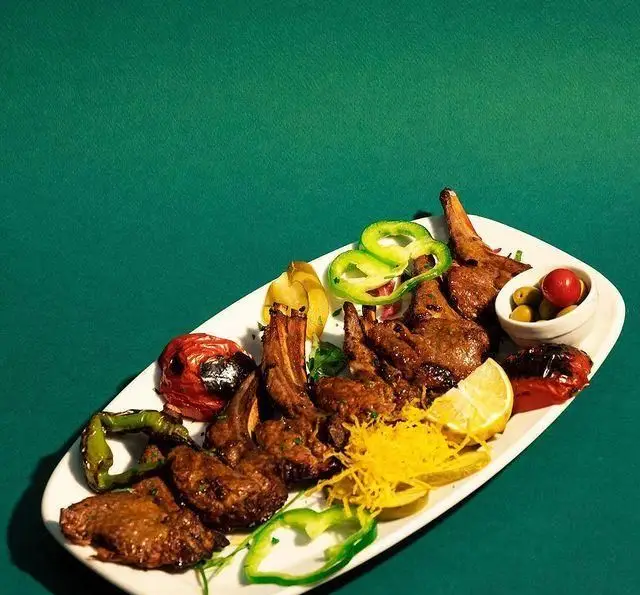 کباب‌های لذیذ و شیشلیک ویژه رستوران ضیافت، آماده سرو با سبزیجات گریل شده تازه برای تجربه غذایی بی‌نظیر.