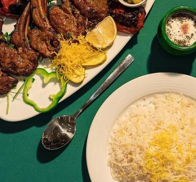 غذای اصیل و باکیفیت رستوران ضیافت: کباب های خوشمزه دنده و گوشت با برنج زعفرانی، ماست و دورچین. لذت چلوکباب ایرانی