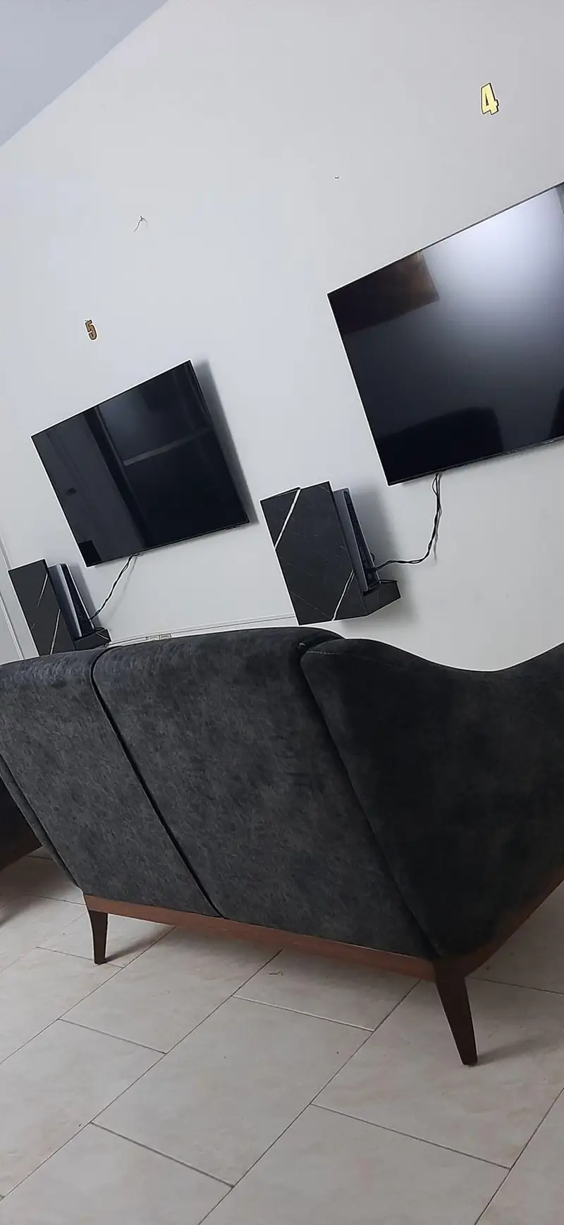 نمایی از فضای داخلی گیم‌نت VIP PS5 پارس با دو کنسول پلی‌استیشن 5 طرح‌دار، تلویزیون‌های بزرگ و کاناپه راحت برای تجربه بازی مدرن.