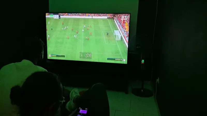 بازی فوتبال هیجان‌انگیز روی PS5 در گیم‌نت VIP پارس؛ تجربه‌ای لاکچری و حرفه‌ای برای علاقه‌مندان به گیمینگ.