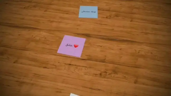 فضای داخلی گرم و چوبی هوم برگر با کارت‌های جذاب 'عشق' و نام 'یوفه محمدعلی' روی میز، نمادی از تجربه دلنشین.