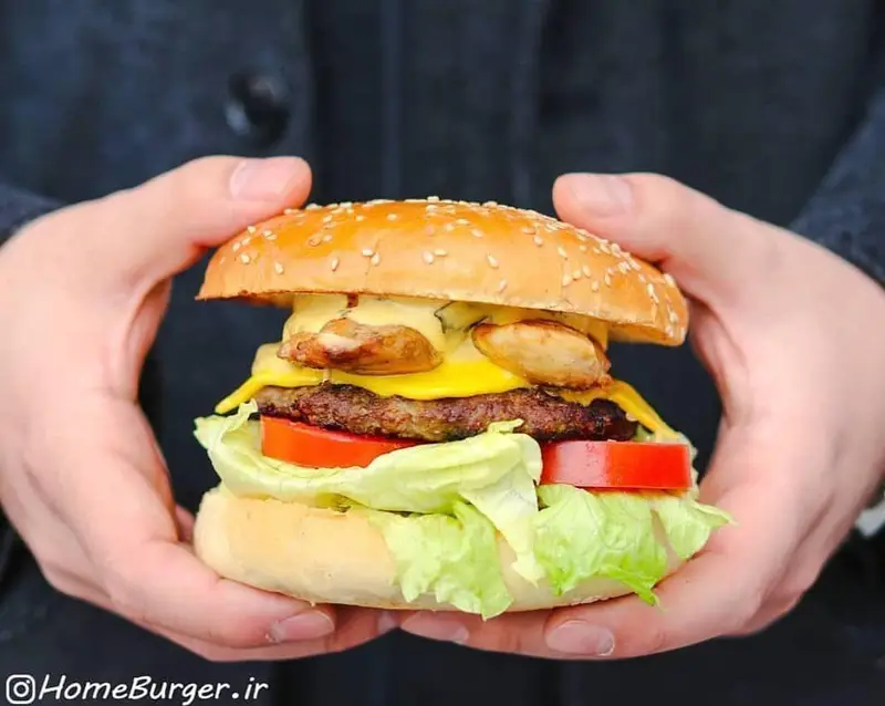همبرگر دستی هوم برگر با دو لایه گوشت، پنیر آب شده، قارچ، کاهو و گوجه فرنگی تازه. انتخابی خوشمزه و با کیفیت.