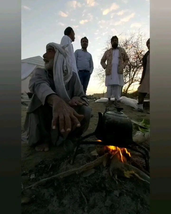 لحظه‌ای گرم و صمیمی کنار آتش، مردان دور هم در غروب. این حس همدلی را با هوم برگر تجربه کنید، جایی که طعم‌ها گرد هم می‌آیند.