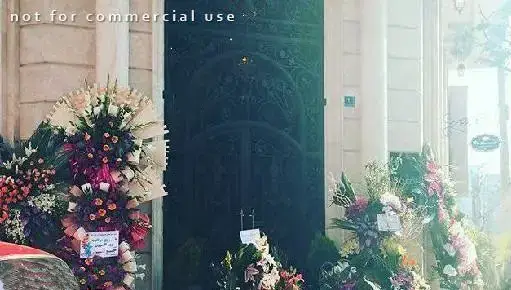 ورودی کافه رستوران بارزیل با گل‌آرایی باشکوه و درب آهنی پرکار، بیانگر محیطی خاص و دلپذیر برای مشتریان گرامی.