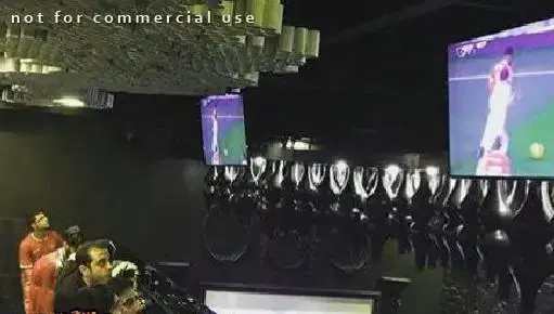 مشتریان در کافه رستوران بارزیل مشغول تماشای مسابقه ورزشی در فضایی دنج و مدرن، تجربه‌ای لذت‌بخش از تفریح و دورهمی.