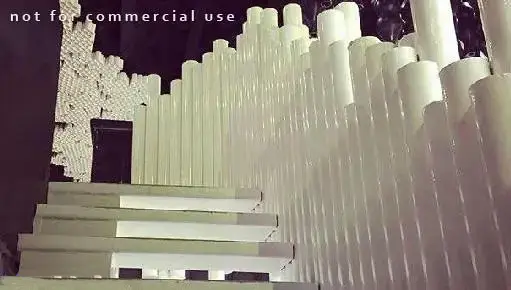 دکوراسیون منحصر به فرد کافه رستوران بارزیل؛ شامل پلکان شیک و دیوارهای تزئینی خلاقانه با اشکال برجسته و نورپردازی ملایم.