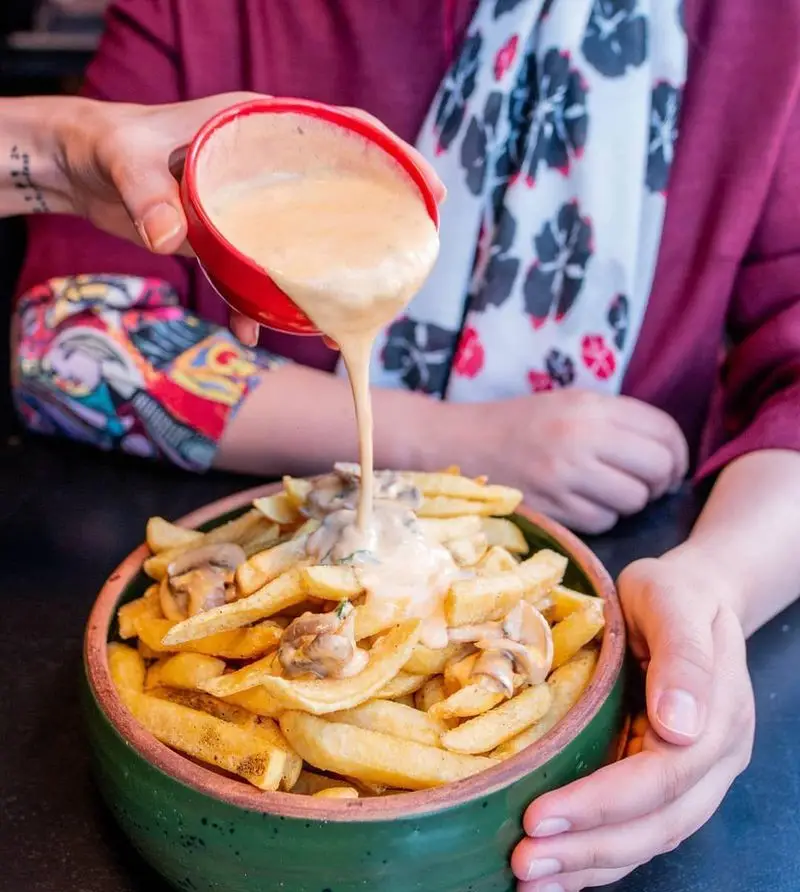 سیب زمینی سرخ کرده کافه خیابون، با قارچ و سس کرمی دلنشین، در حال سرو شدن. یک پیشنهاد خوشمزه برای علاقه‌مندان به فست‌فود در کافه خیابون.