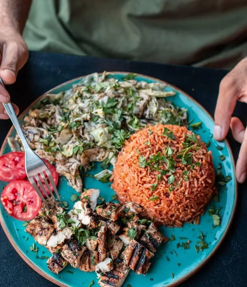 لذت یک وعده غذایی سالم و خوشمزه در کافه خیابون با مرغ گریل آبدار، برنج قرمز معطر و سبزیجات تازه.