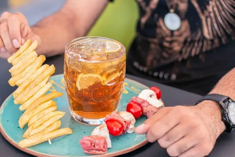 تجربه طعم دلنشین سیب‌زمینی سرخ کرده و اسنک‌های متنوع همراه آیس تی خنک در محیط دنج کافه خیابون.