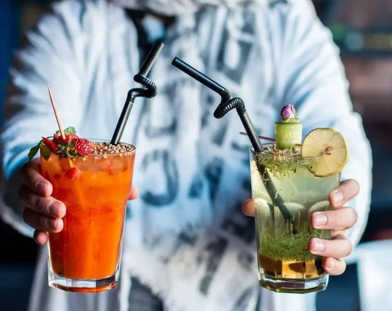 موکتل‌های تابستانی و خنک کافه خیابون. دو نوشیدنی با تزئینات توت فرنگی، نعنا، لیمو و خیار، ایده‌آل برای روزهای گرم.