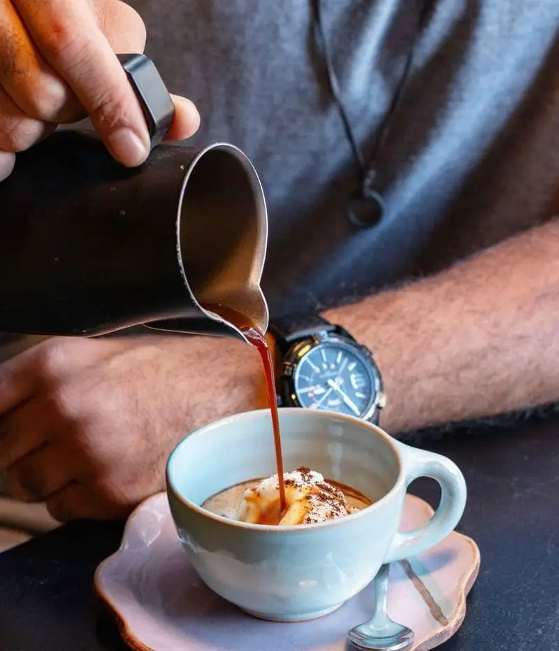 یک افوگاتو جذاب از کافه خیابون. اسپرسوی تازه بر روی بستنی وانیلی در یک فنجان دست‌ساز زیبا. تجربه‌ای دلنشین.