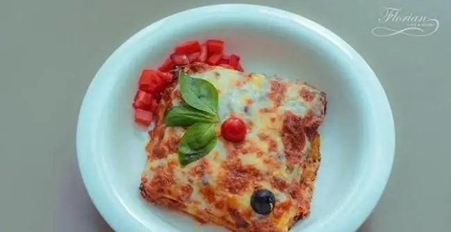 لازانیا گرم و لذیذ کافه فلورین با پنیر طلایی شده، گوجه فرنگی خرد شده و برگ‌های تازه ریحان. تجربه‌ای دلپذیر از غذای ایتالیایی.
