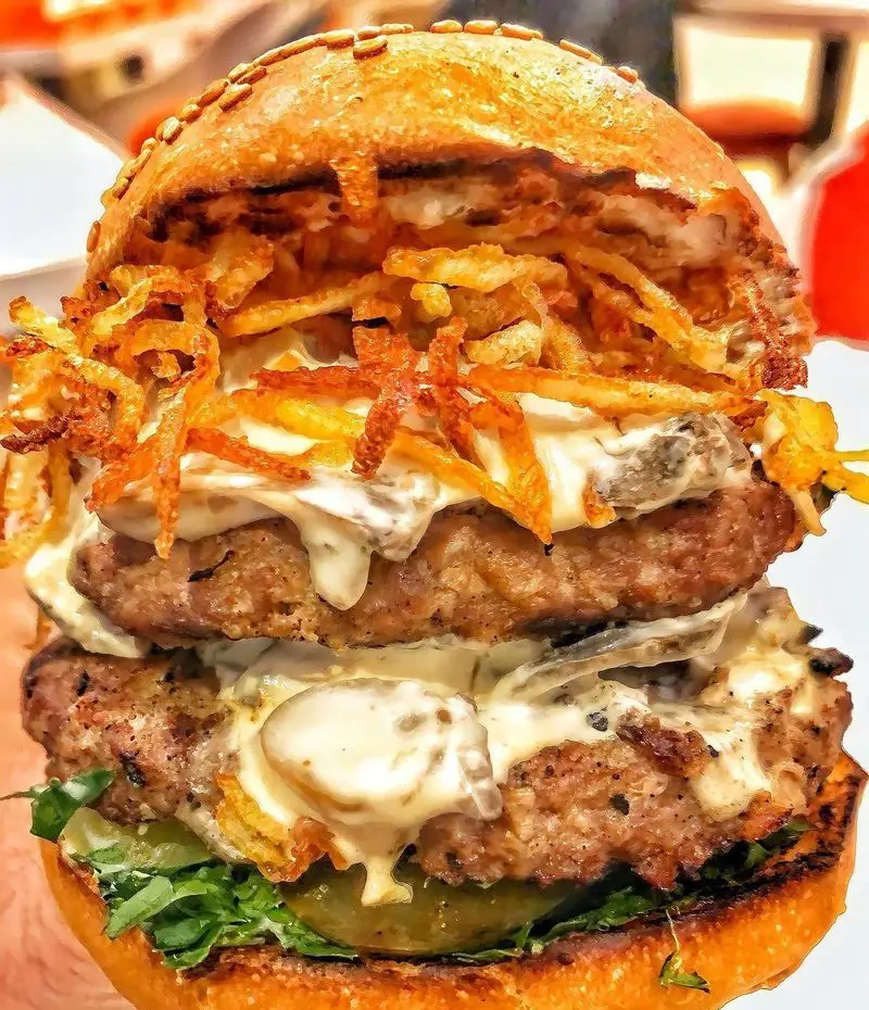 برگر دبل اسلاید برگر با پتی های گوشت، سس قارچ و پنیر خامه‌ای، پیاز سوخاری ترد و کاهو تازه. تجربه طعمی بی‌نظیر!