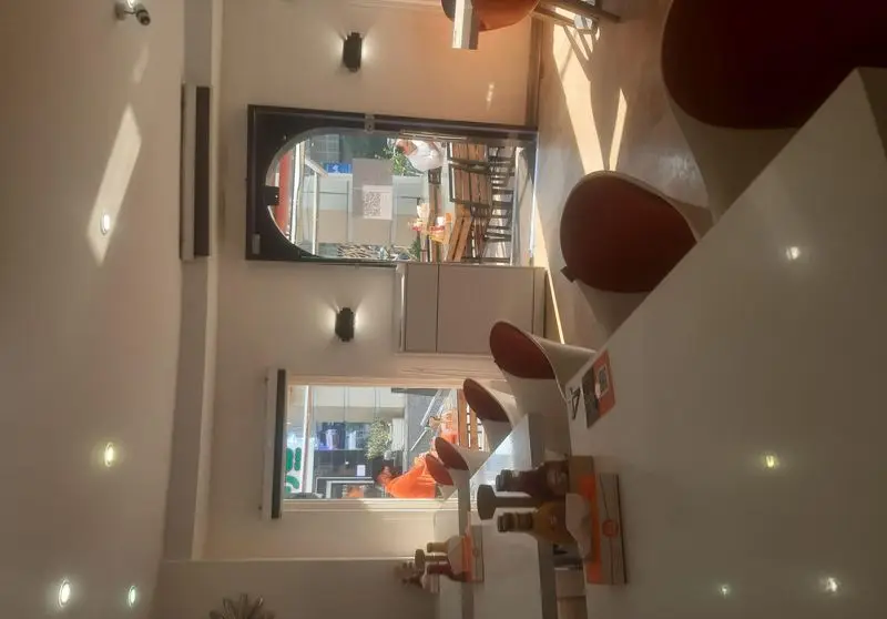 نمای داخلی روشن و شیک رستوران برگر اسلاید برگر، با طراحی مدرن، میز و صندلی‌های راحت برای لذت بردن از بهترین برگرها.