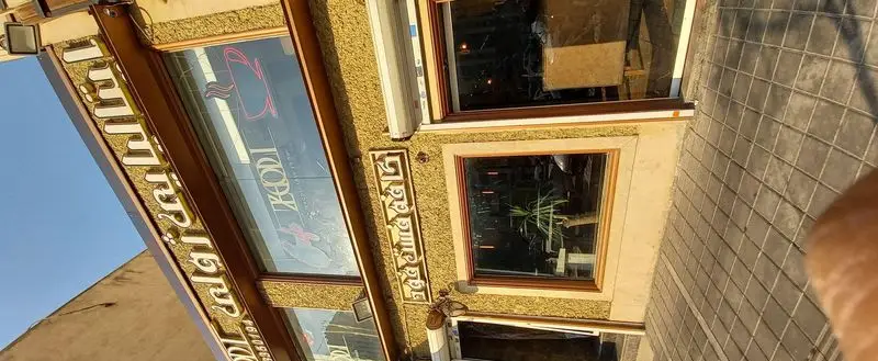 تصویر کامل از نمای خارجی رستوران ایتالیایی ژولی با تابلوی روشن، پنجره‌های بزرگ و بافت سنگی دیوارها، دعوت‌کننده برای تجربه غذا.