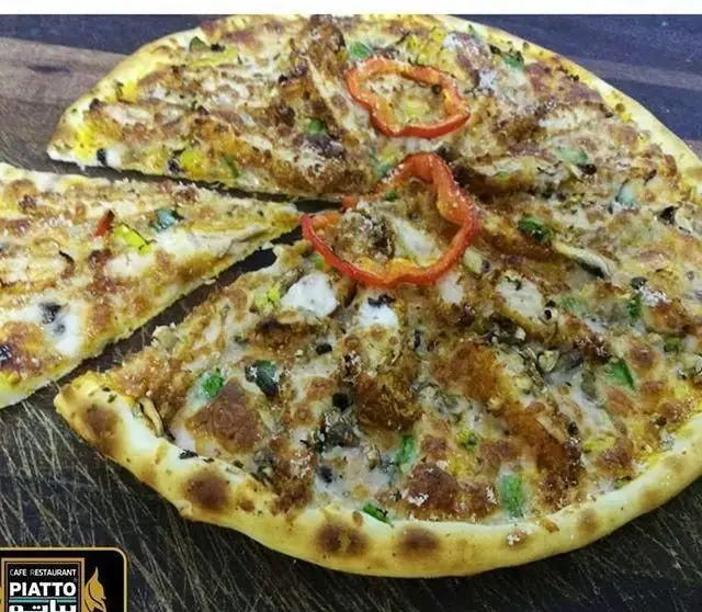 پیتزا خوشمزه و پرملات کافه رستوران بلوبیسترو، با تکه‌های مرغ، قارچ و سبزیجات تازه، بهترین انتخاب برای شام و ناهار.