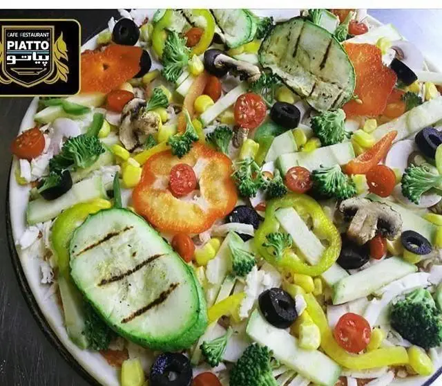 پیتزا وگان و سالم کافه رستوران بلوبیسترو با ترکیبی از سبزیجات تازه شامل کدو، بروکلی، فلفل دلمه و قارچ.