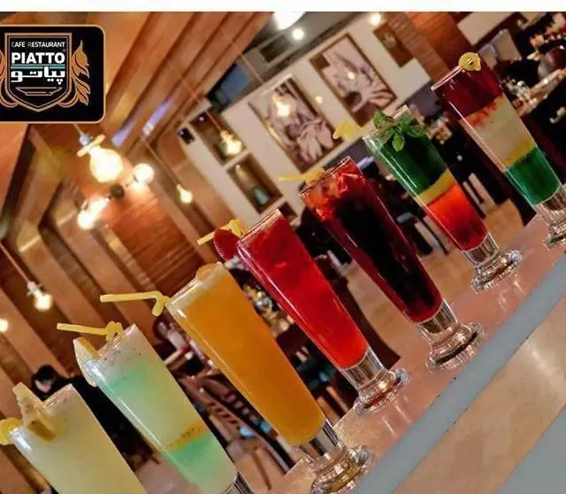 تصویری جذاب از نوشیدنی‌های متنوع و چشم‌نواز کافه رستوران بلوبیسترو. کوکتل‌های میوه‌ای تازه و آبمیوه‌های طبیعی در محیطی دلنشین.