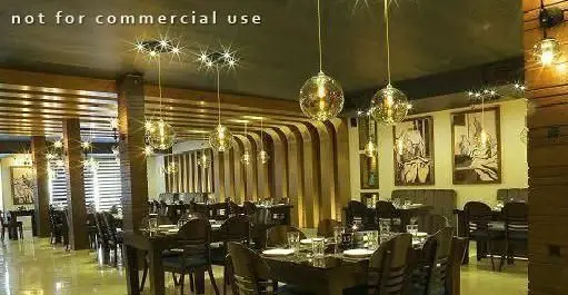 تصویری از دکوراسیون داخلی شیک و مدرن کافه رستوران بلوبیسترو با نورپردازی زیبا و میزهای آماده پذیرایی از مهمانان.