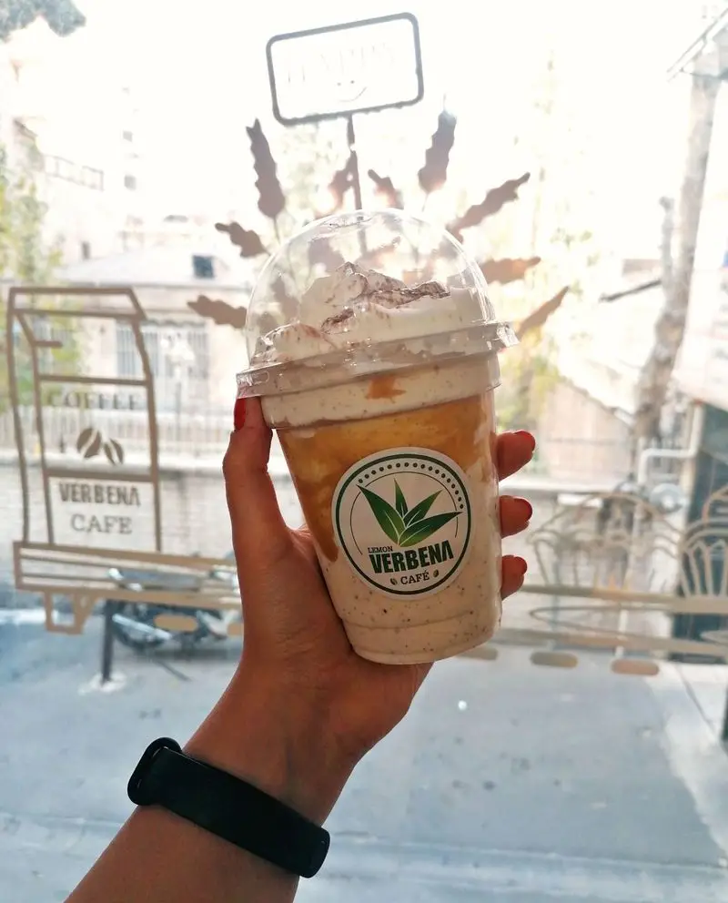 دست مشتری نوشیدنی خنک و گوارای کافه وربنا (Lemon Verbena Cafe) با خامه و نشان لیمو را در فضای دلنشین و دکوراسیون زیبای کافه نگه داشته.