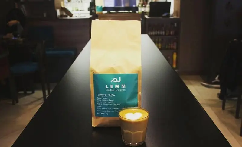 فروش دانه قهوه کاستاریکا LEMM در کافه وربنا، مناسب اسپرسو و پوراور. یک فنجان لاته آرت قلبی، طعمی فراموش‌نشدنی.