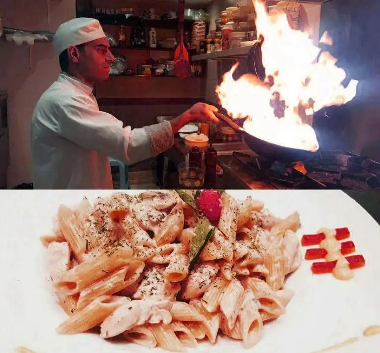 آشپز حرفه ای رستوران ایتالیایی لان چای، پاستای پنه با سس خامه ای را با شعله هیجان انگیز آماده می کند. طعم و کیفیت عالی.