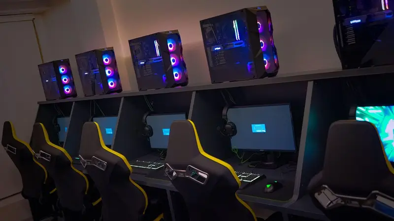 تصویر یک گیم سنتر مدرن SQUAD با ردیفی از کامپیوترهای گیمینگ پرنور RGB، مانیتور، هدست و صندلی‌های ارگونومیک برای تجربه‌ی بازی حرفه‌ای.