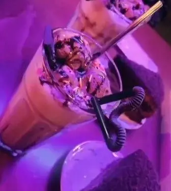 نوشیدنی‌های خنک و میلک‌شیک‌های خوشمزه کافه اثر با بستنی، شکلات و دسر در فضای دلنشین و آرام کافه برای تجربه‌ای شیرین.