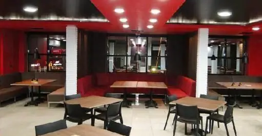 نمای داخلی فست فود آماندا، رستورانی با دکوراسیون شیک و مدرن، میز و صندلی‌های راحت چوبی، فضایی مناسب برای تجربه غذایی دلپذیر.