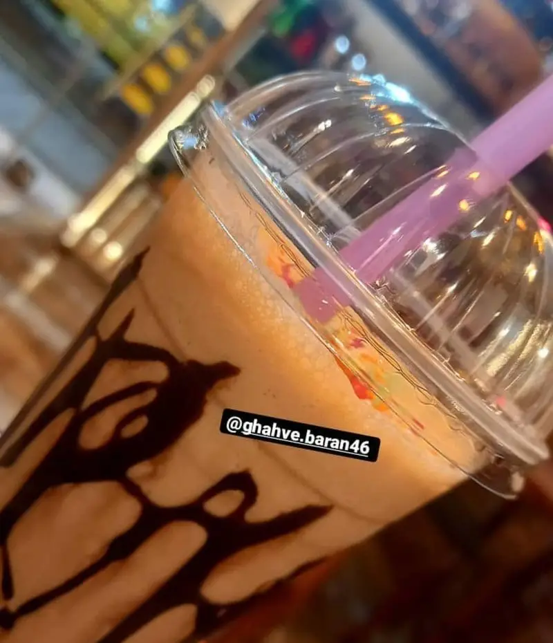 لذت یک شیک شکلاتی خنک و دلنشین در کافه باران؛ نوشیدنی خوشمزه با تزئینات سس شکلات برای تجربه لحظات شیرین