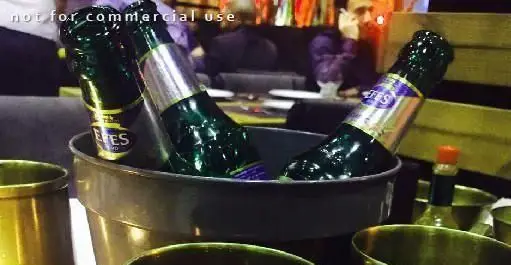 لذت نوشیدنی‌های خنک Efes در سطل یخ روی میز، در فضای دوستانه فست فود و گریل مم مد استیک هاوس. تجربه ای دلچسب.