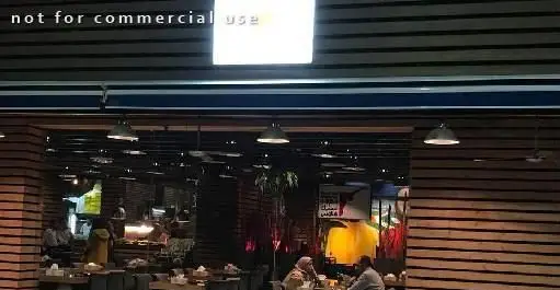 فضای داخلی شیک فست فود و گریل مم مد استیک هاوس، مکانی دنج برای لذت بردن از انواع استیک و غذاهای گریل لذیذ.