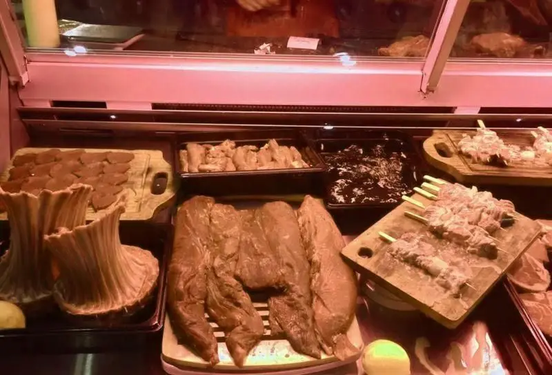 ویترین قصابی مم مد استیک هاوس با انواع گوشت تازه، استیک، دنده گوسفندی، کباب و برش‌های آماده برای گریل و فست فود.