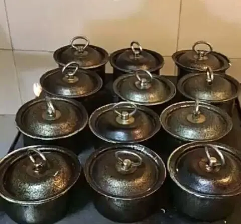 نمایی از قابلمه‌های سنتی و با کیفیت در آشپزخانه رستوران شمالی گیله گل، برای پخت غذاهای اصیل و لذیذ شمالی به روش بومی