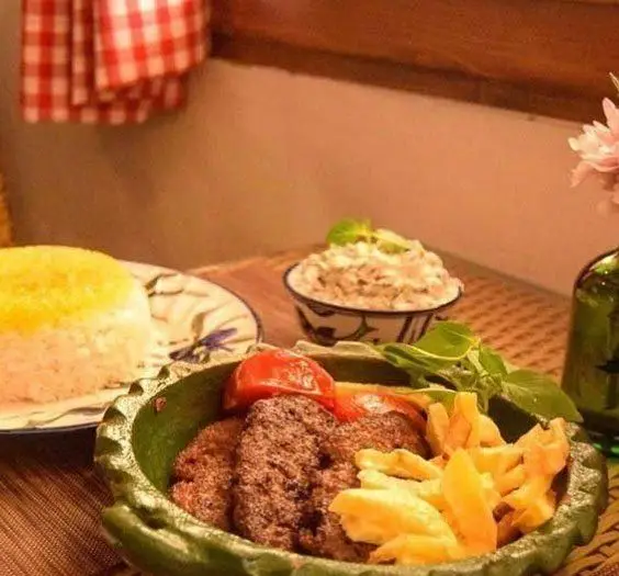 تجربه طعم بی نظیر غذای شمالی در رستوران گیله گل: کته زعفرانی، شامی کباب مخصوص با سیب زمینی و میرزاقاسمی.