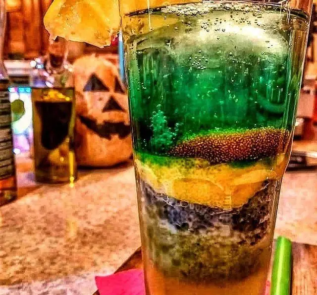 نوشیدنی لایه لایه و خاص کافه پندار، با رنگ‌های شاد و طراحی هنرمندانه مناسب جشن هالووین و فصل پاییز.