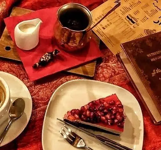 تجربه دلپذیر در کافه پندار: قهوه اصیل ترک در جذوه مسی، کیک لذیذ با دانه های انار، مطالعه کتاب و محیطی آرامش‌بخش برای لذت‌بردن از لحظات خاص.