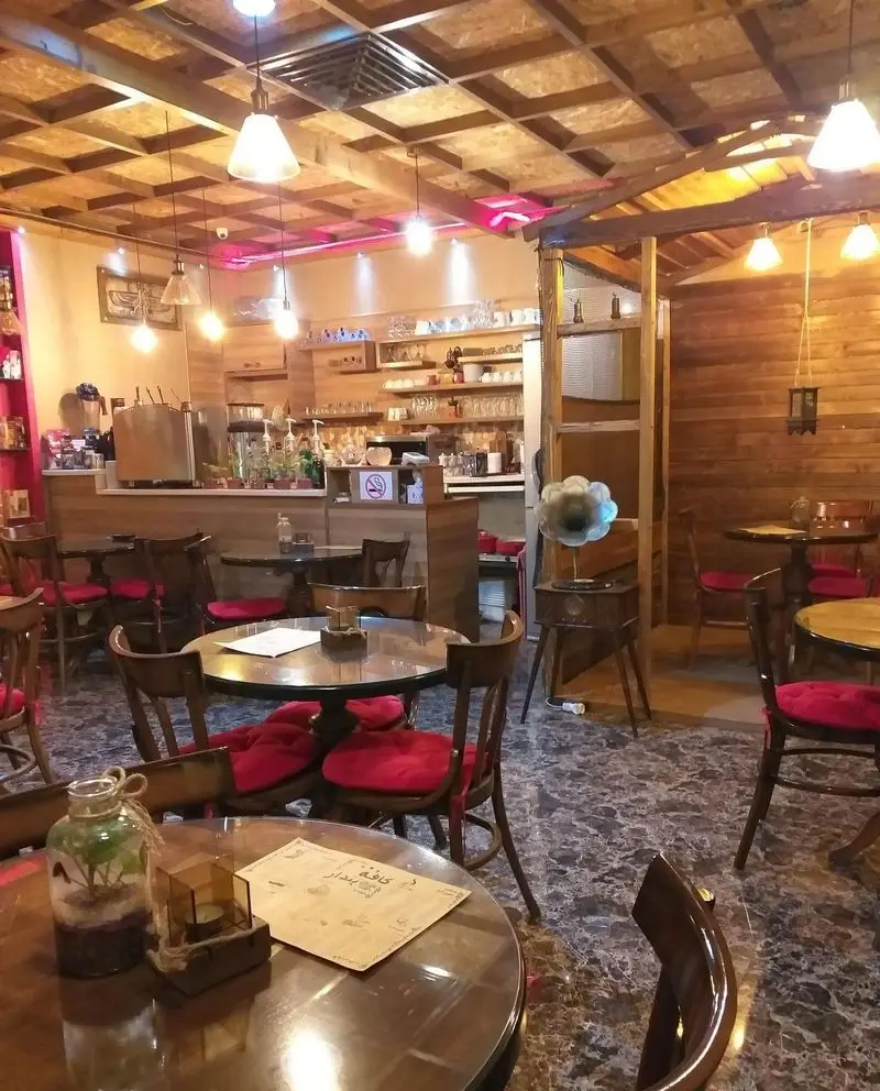 فضای دلنشین و دنج کافه پندار با طراحی داخلی منحصربه‌فرد، سقف چوبی، میز و صندلی‌های راحت و بار مجهز برای تجربه‌ای خاص.