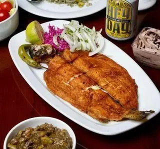 ماهی کامل کبابی رستوران شبستری، یک غذای اصیل ایرانی. سرو با سبزی پلو، قورمه سبزی، سالاد و دسر.