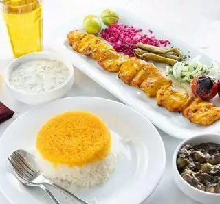 لذت چشیدن جوجه کباب، چلو و خورشت اصیل ایرانی در رستوران شبستری به همراه ماست و خیار، انتخابی عالی برای ناهار و شام.